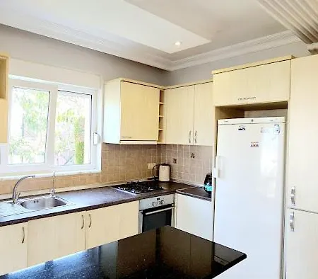 Side Hill 1 Apartment *