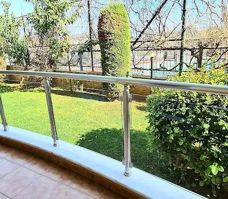 Side Hill 1 Apartment *